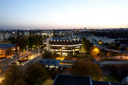 Bibliothek und Mensabrücke bei Nacht hell beleuchtet